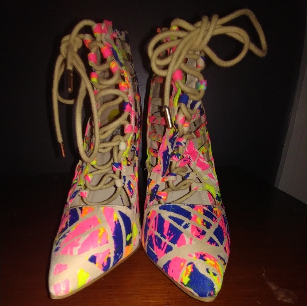 Multi splash print size 8 tie up heels